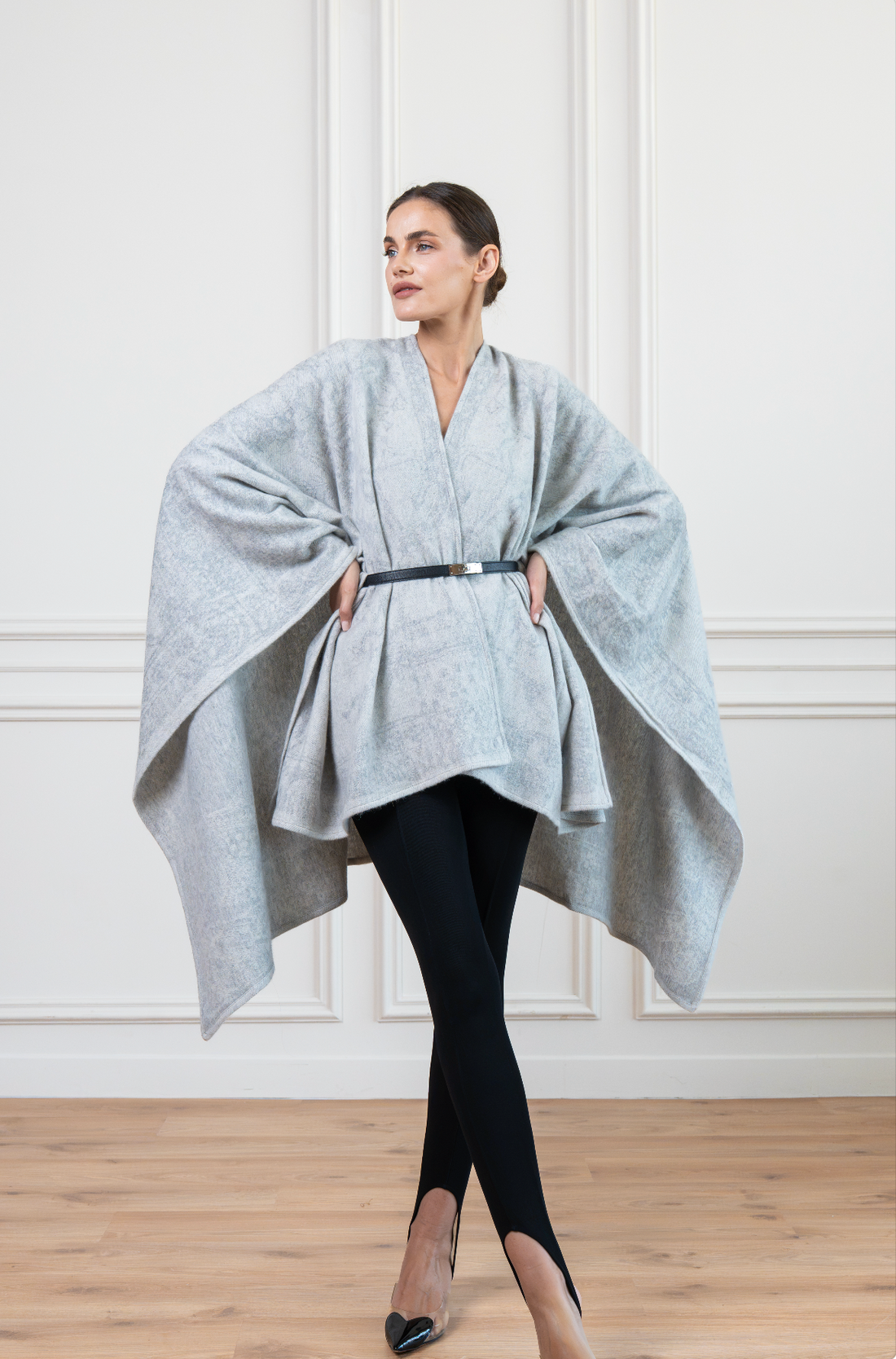Poncho/Cape The Abu Dhabi Heritage (Pearl Grey)