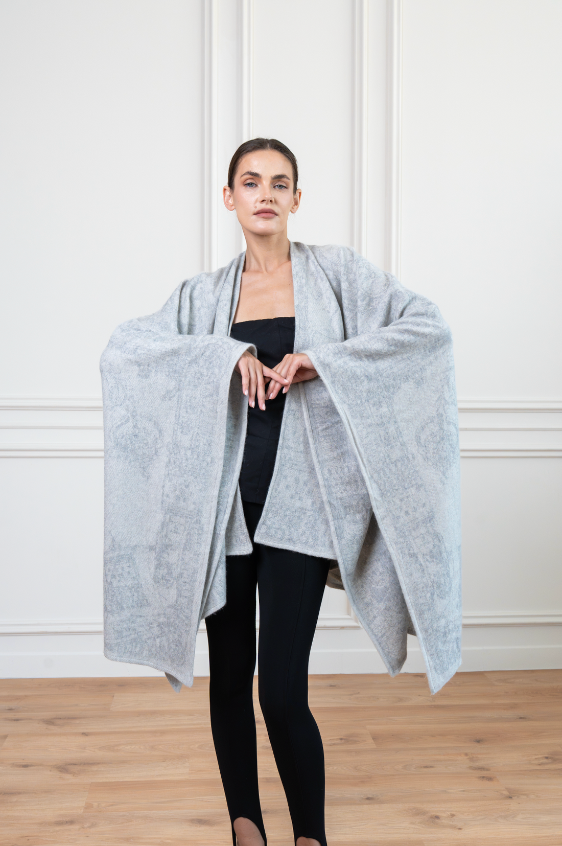 Poncho/Cape The Abu Dhabi Heritage (Pearl Grey)
