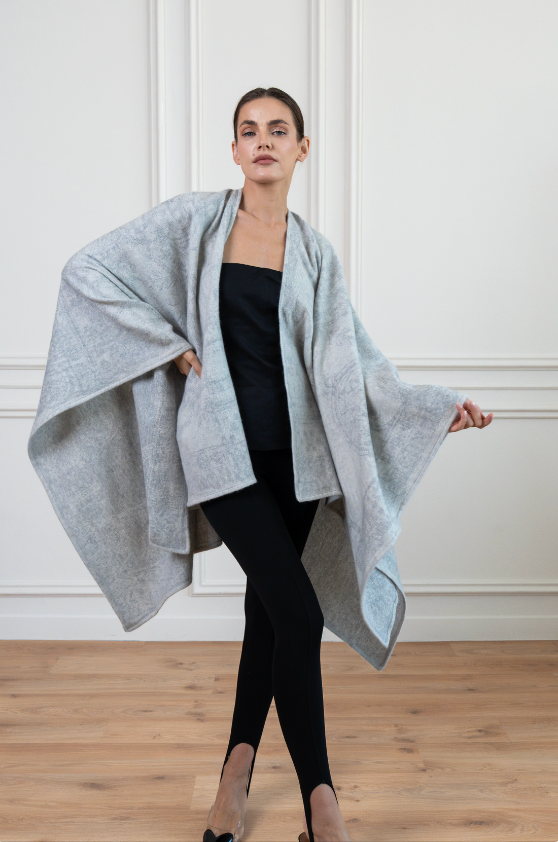 Poncho/Cape The Abu Dhabi Heritage (Pearl Grey)