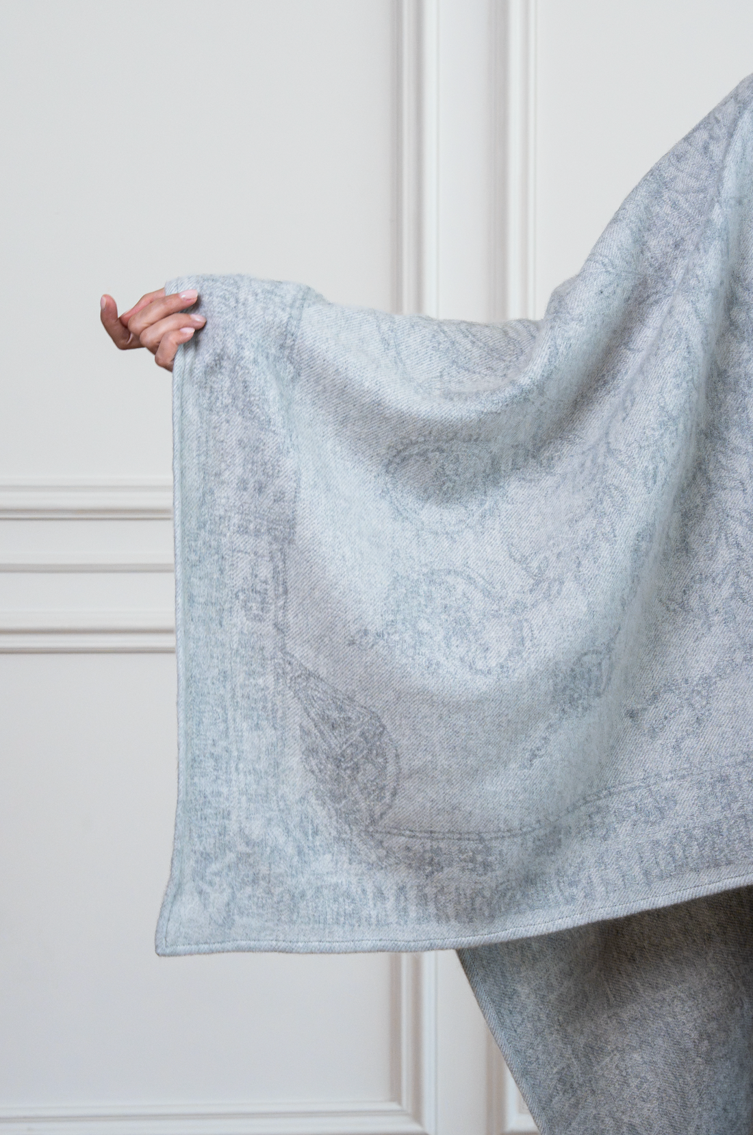Poncho/Cape The Abu Dhabi Heritage (Pearl Grey)
