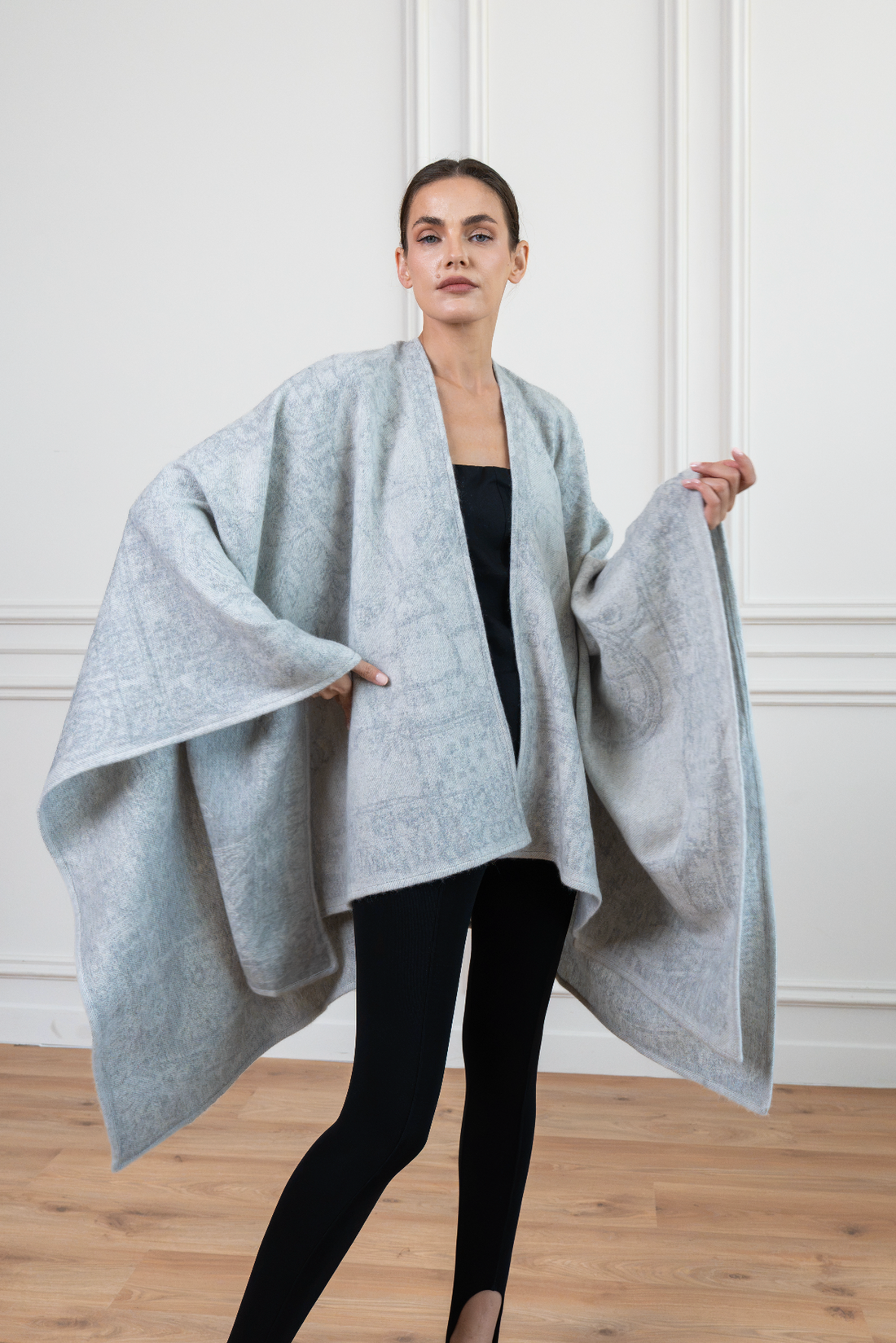 Poncho/Cape The Abu Dhabi Heritage (Pearl Grey)
