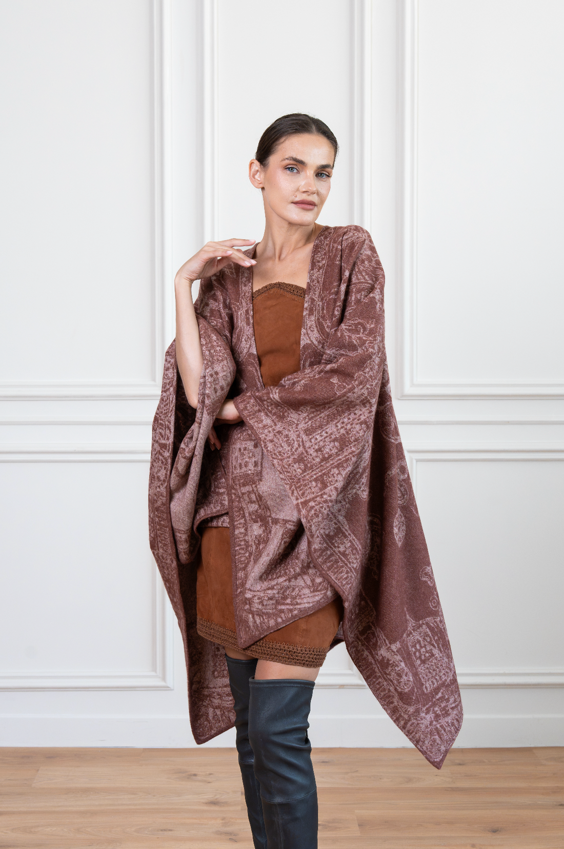 Poncho/Cape The Abu Dhabi Heritage (Dust Rose Brown)