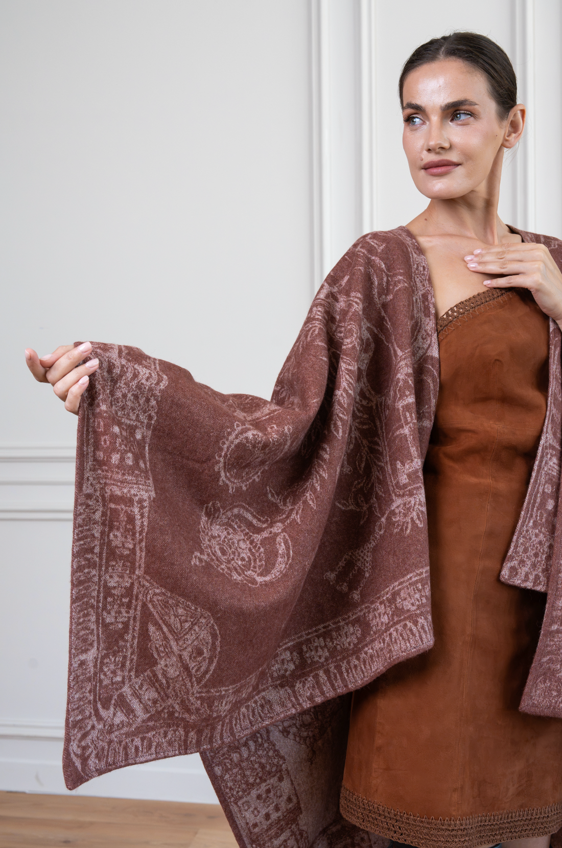 Poncho/Cape The Abu Dhabi Heritage (Dust Rose Brown)
