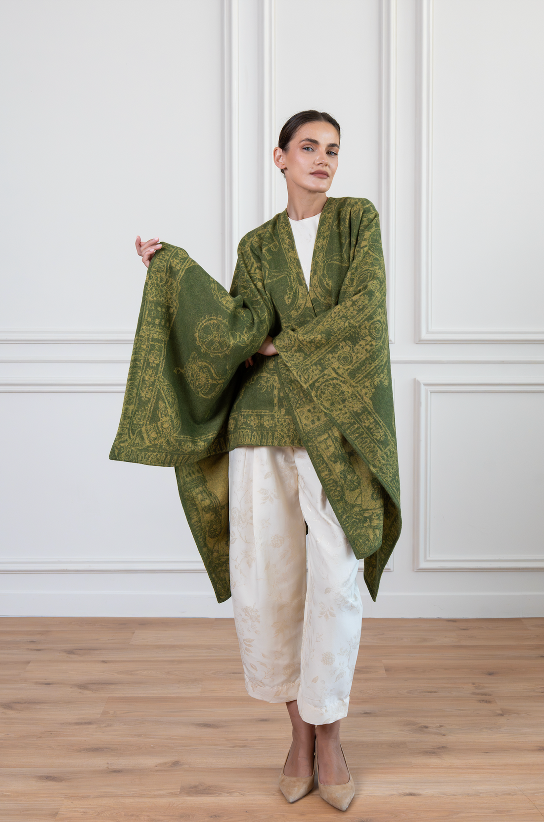 Poncho/Cape The Abu Dhabi Heritage (Moss Green)