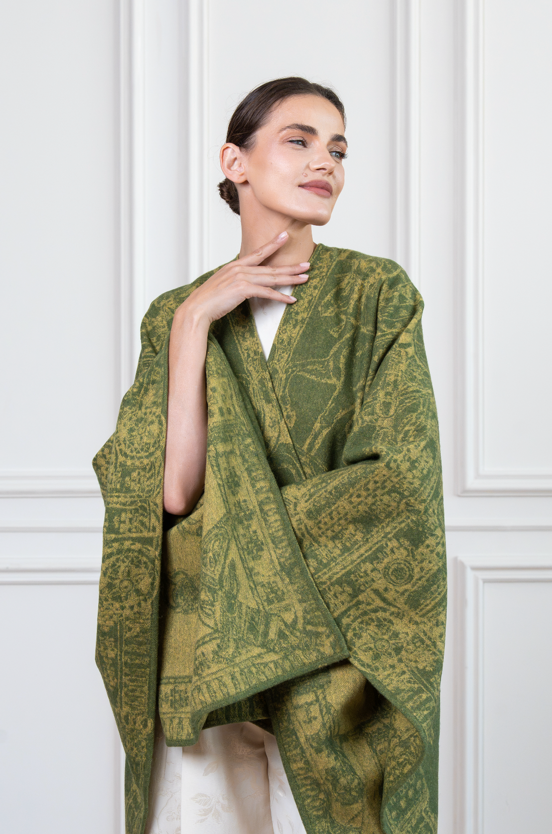 Poncho/Cape The Abu Dhabi Heritage (Moss Green)
