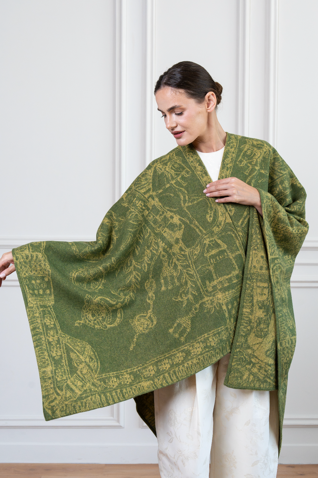 Poncho/Cape The Abu Dhabi Heritage (Moss Green)