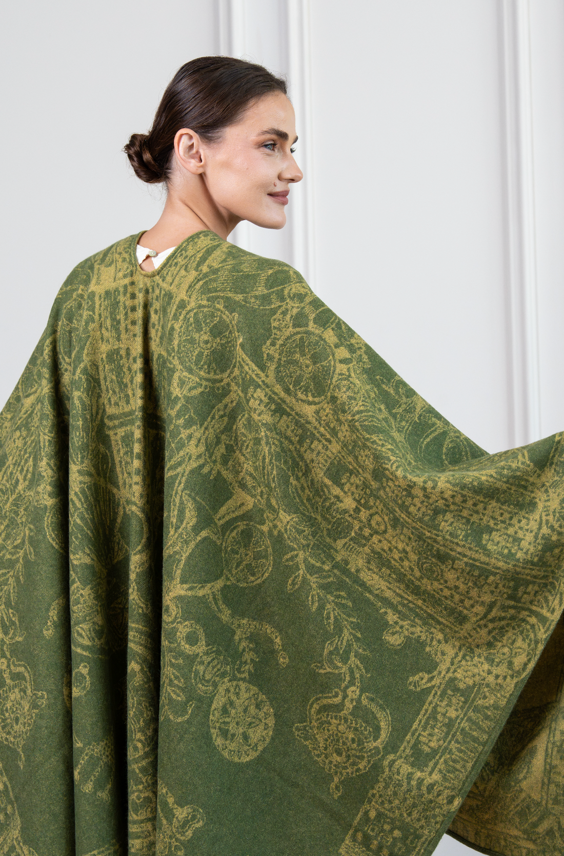 Poncho/Cape The Abu Dhabi Heritage (Moss Green)