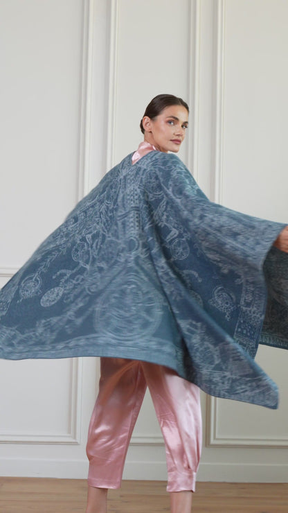 Poncho/Cape The Abu Dhabi Heritage (Azure Blue)